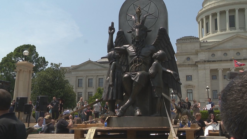 Satanic Temple Statue Unveiled At The Arkansas State Capitol Katv