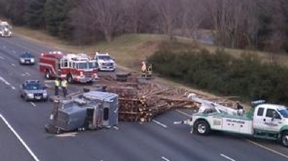 overturned_log_truck_296.jpeg