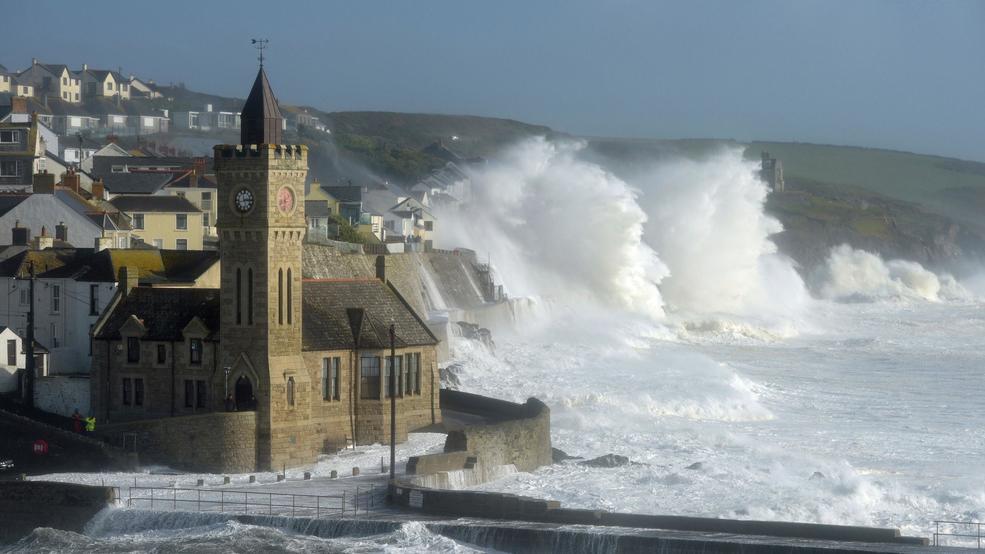 Hurricane Ophelia's remnants batter UK, Ireland; 3 dead