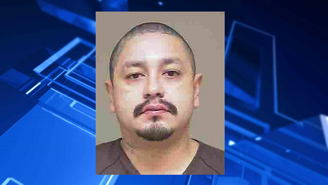 Kennewick police looking for fugitive charged with robbery